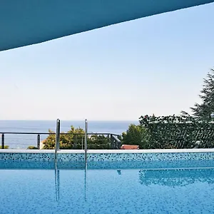 In Ziza, Rooftop Swimming Pool , Opatija Kroatien